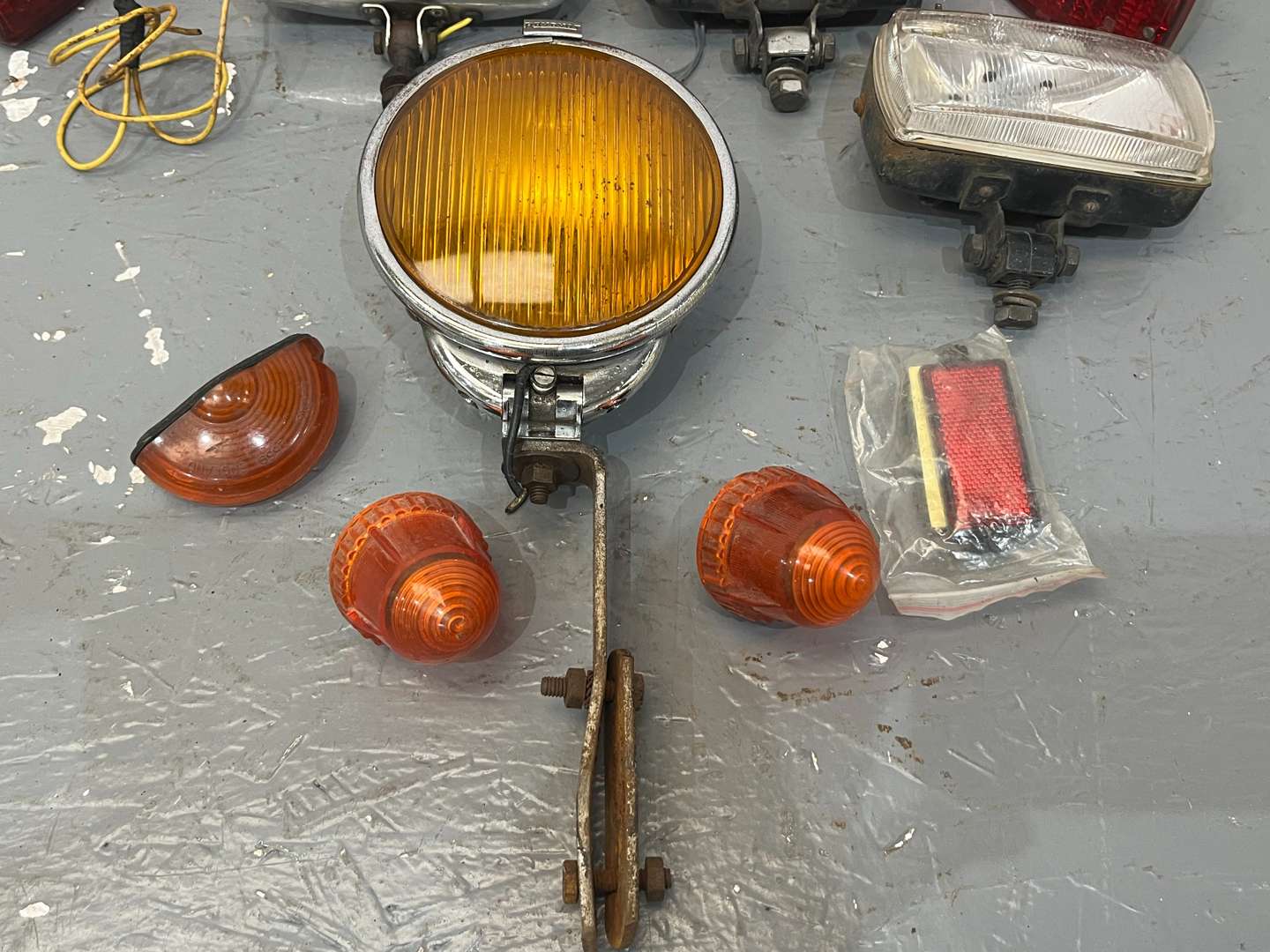 <p>Mixed Lot of Assorted Car Lights</p>