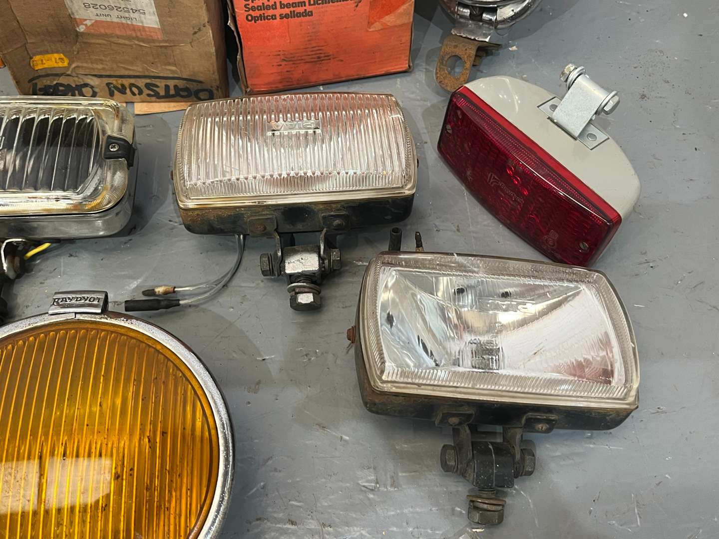<p>Mixed Lot of Assorted Car Lights</p>