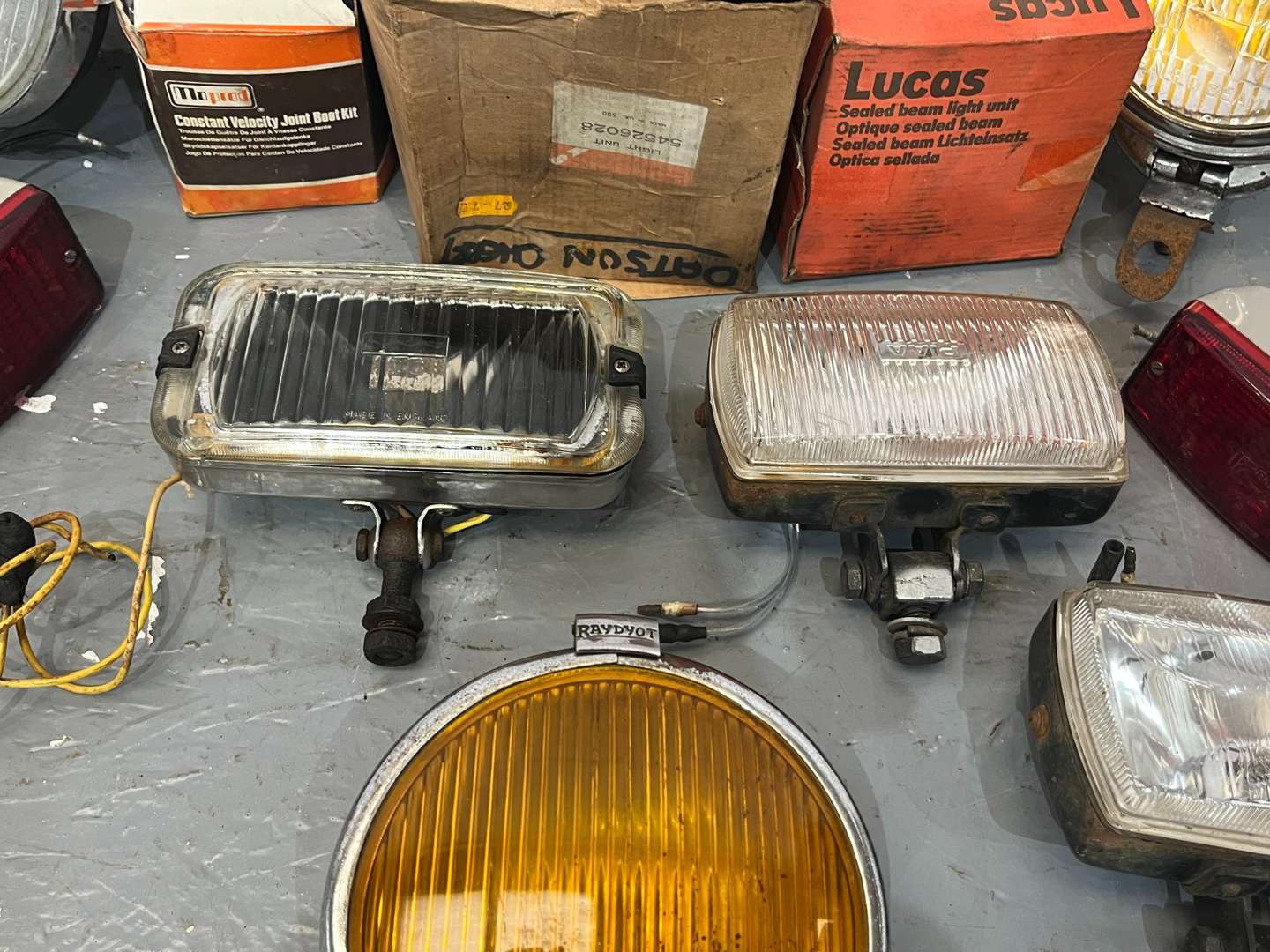 <p>Mixed Lot of Assorted Car Lights</p>