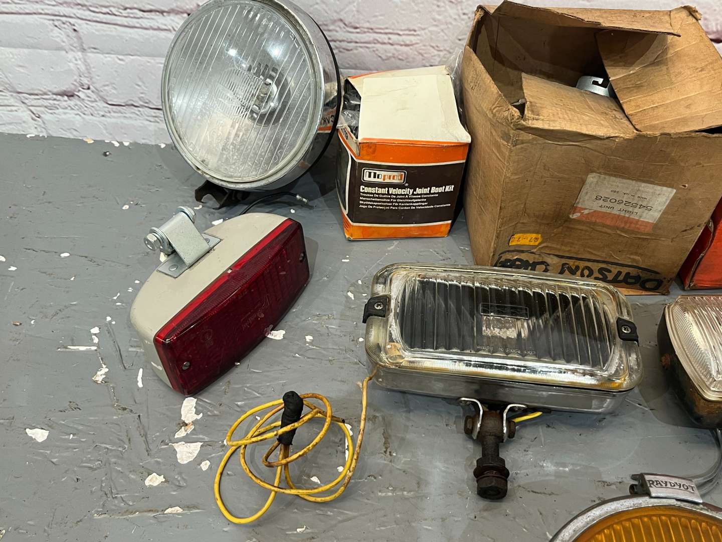 <p>Mixed Lot of Assorted Car Lights</p>