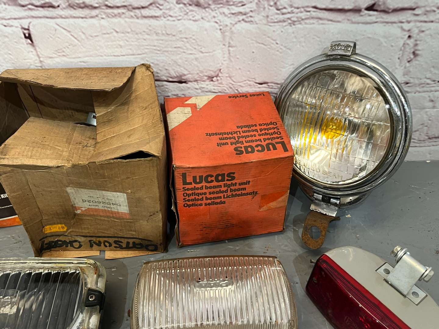 <p>Mixed Lot of Assorted Car Lights</p>