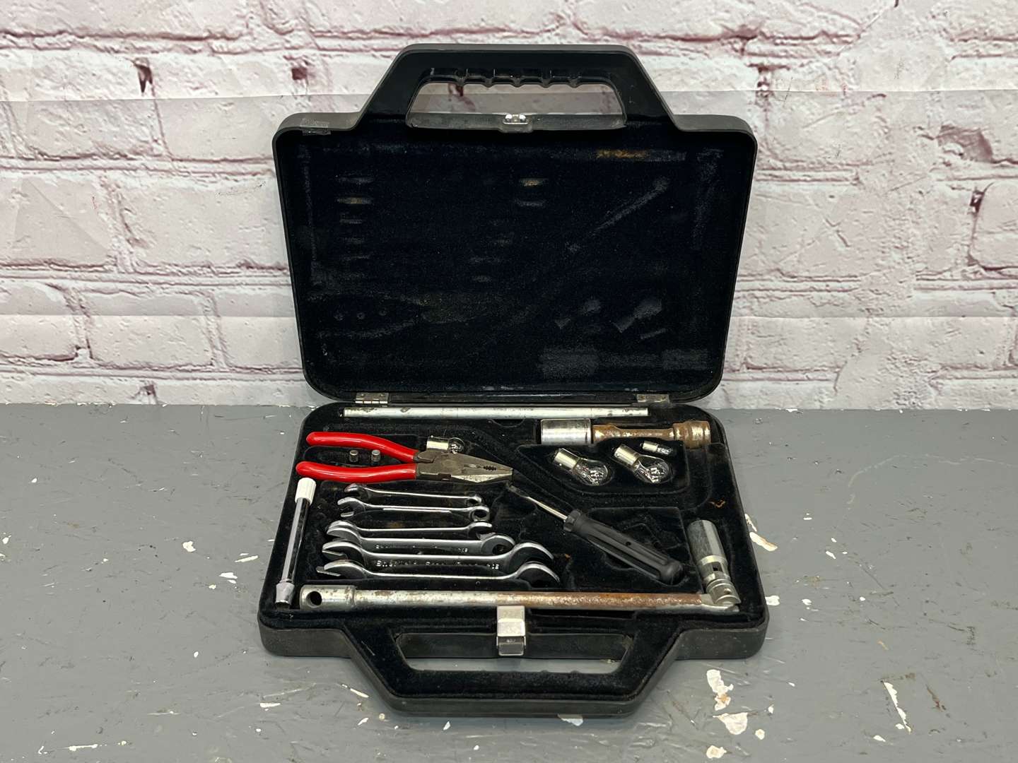 <p>Jaguar XJ6 Tool Kit</p>
