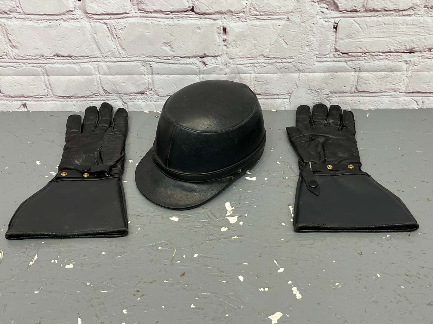 <p>Vintage Motorcycle Gauntlets and Helmet (2)</p>