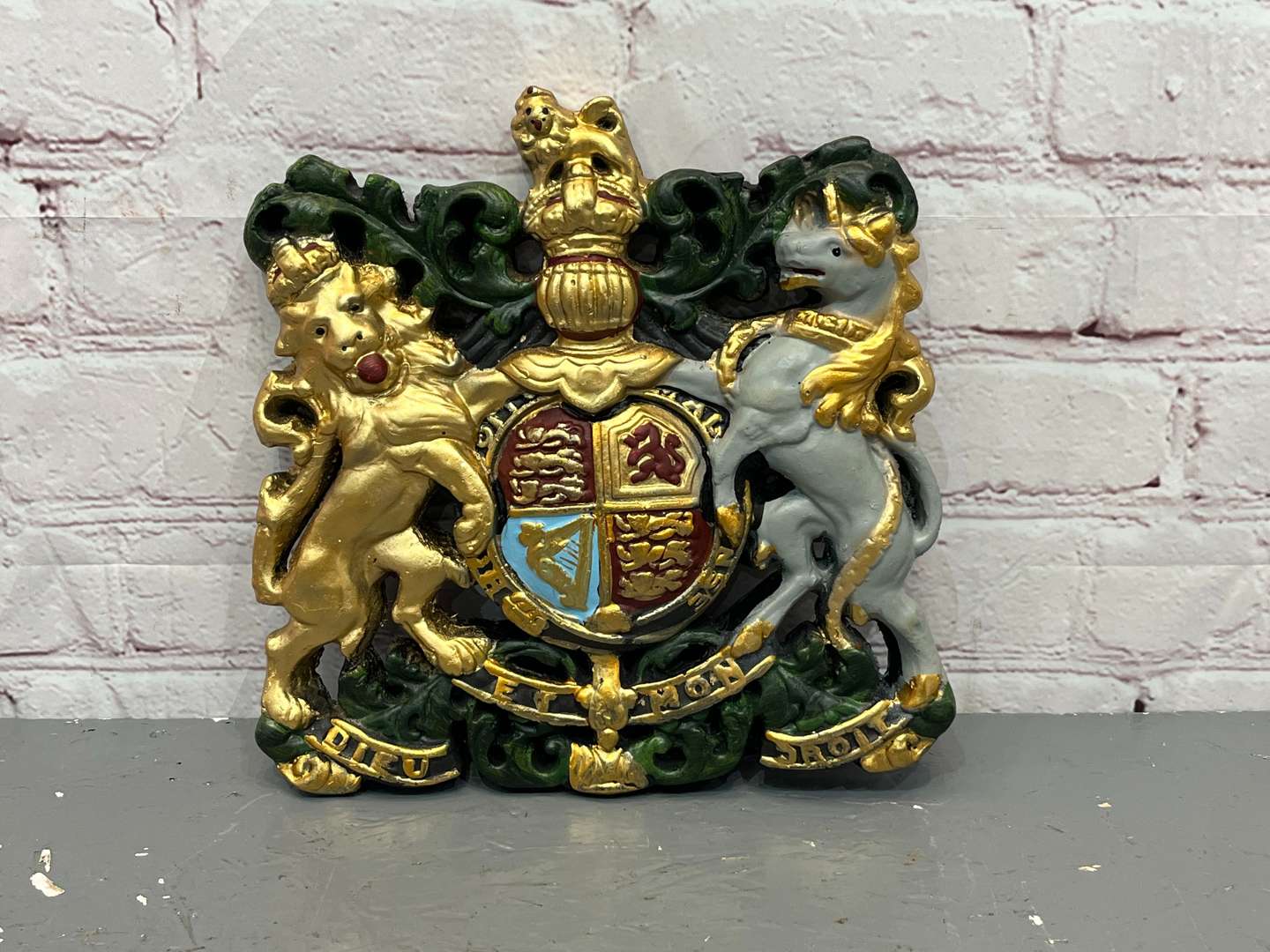 <p>Royal Coat Of Arms In Resin</p>
