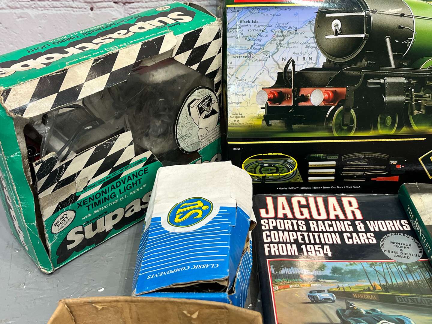<p>Hornby Flying Scotsman, Castrol Stickers & Quantity of Motoring Books</p>