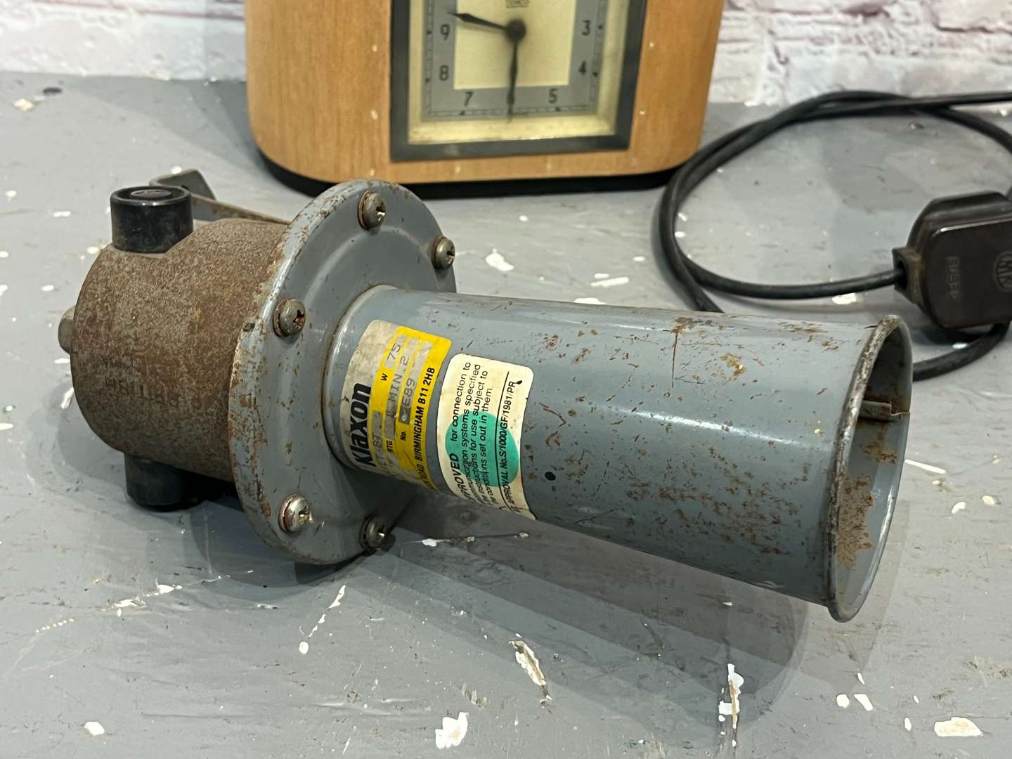 <p>Herbert Terry Angle Poise Lamp, Three Smiths Electric Clocks Etc</p>