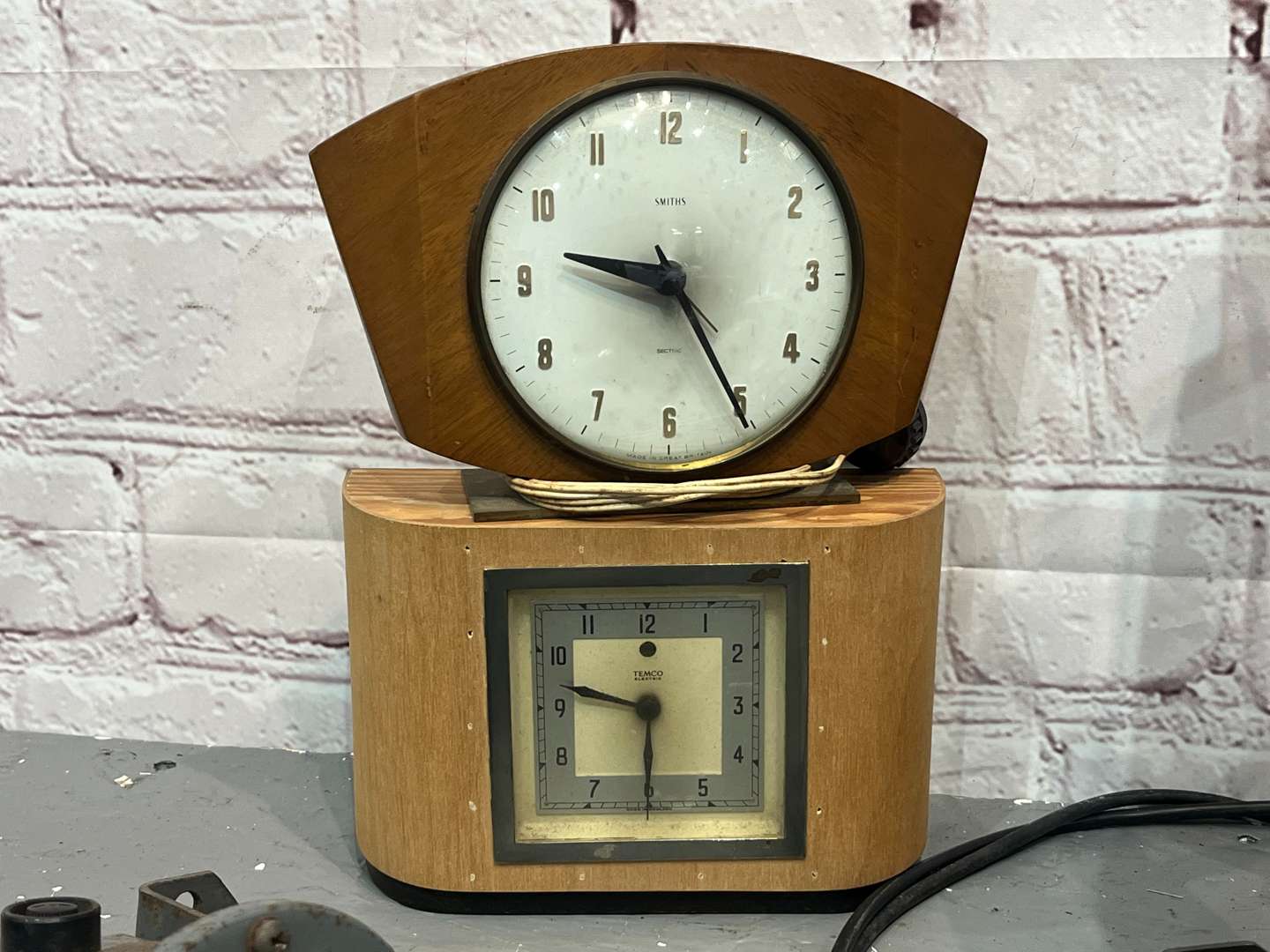 <p>Herbert Terry Angle Poise Lamp, Three Smiths Electric Clocks Etc</p>