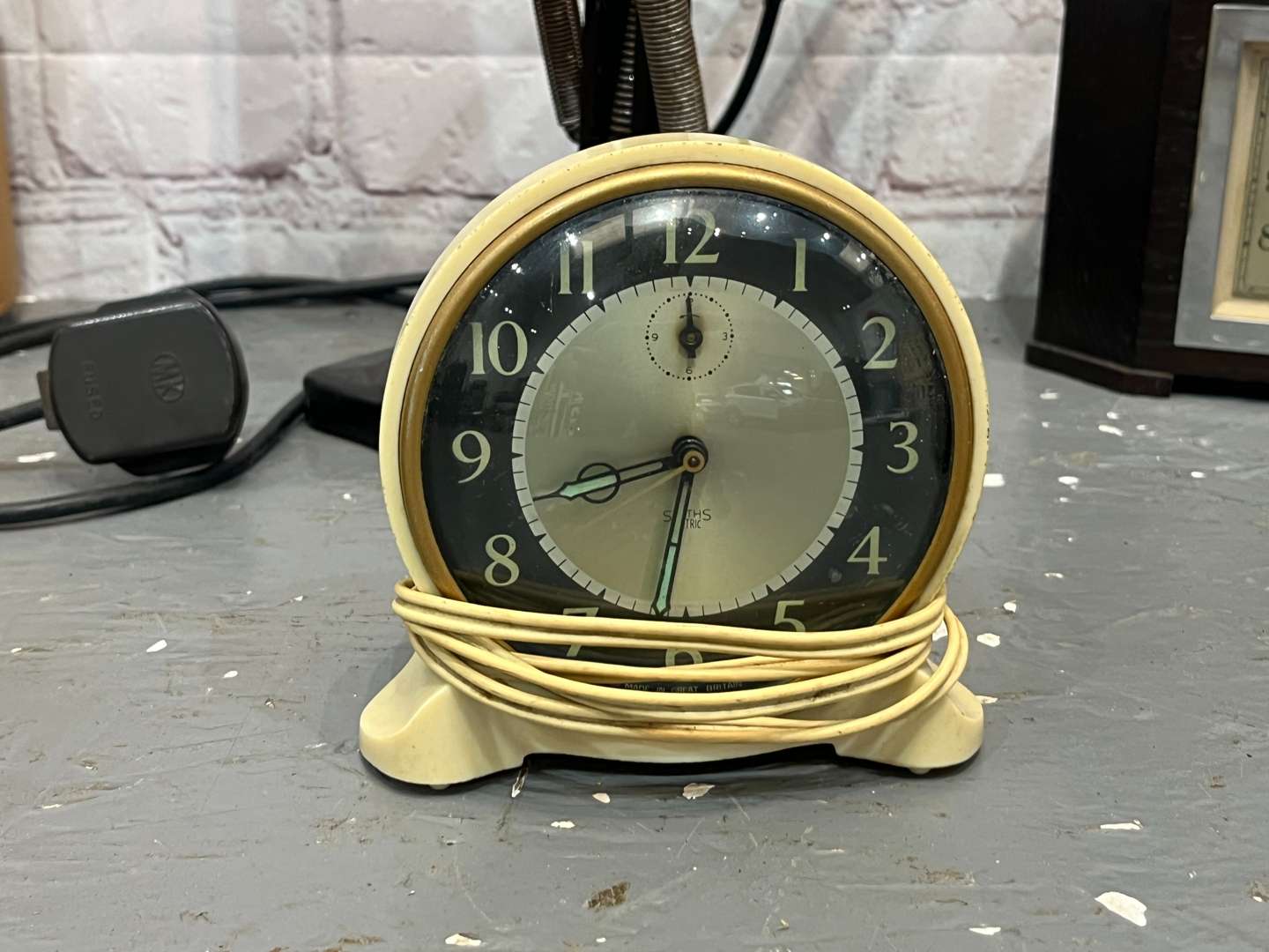 <p>Herbert Terry Angle Poise Lamp, Three Smiths Electric Clocks Etc</p>