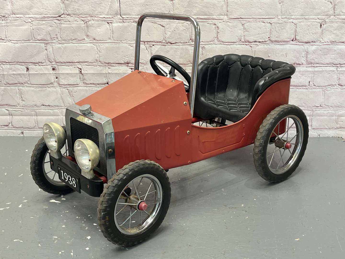<p>Vintage Styles Tin Plate Childs Pedal Car</p>