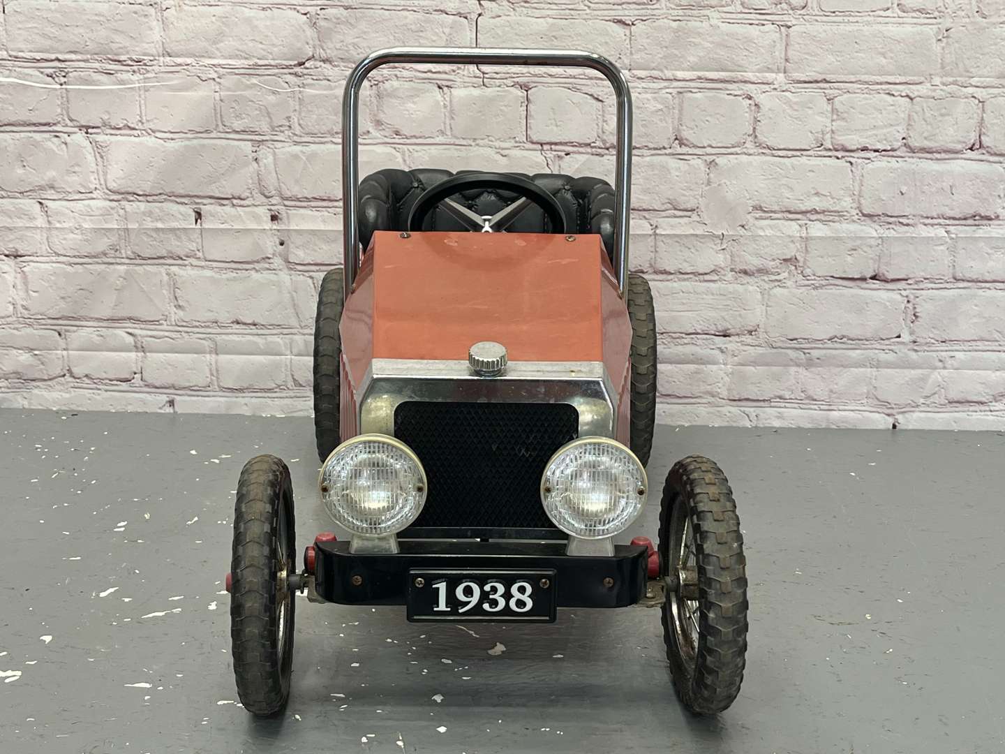 <p>Vintage Styles Tin Plate Childs Pedal Car</p>