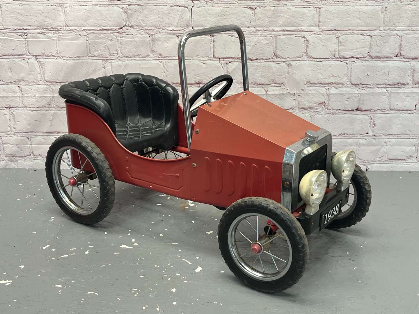 <p>Vintage Styles Tin Plate Childs Pedal Car</p>