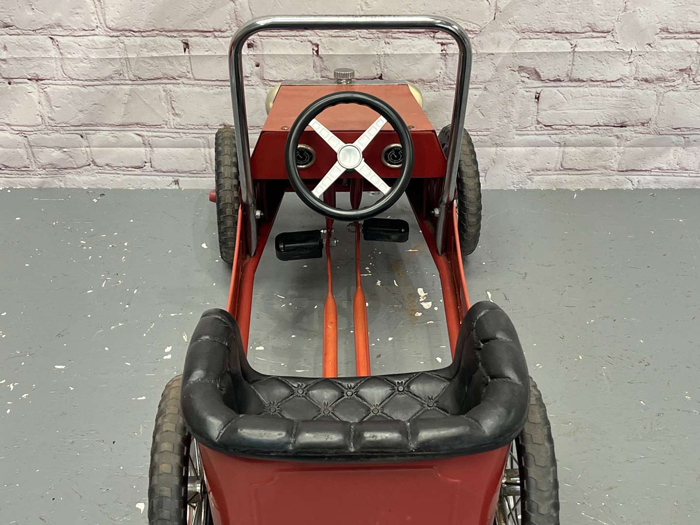 <p>Vintage Styles Tin Plate Childs Pedal Car</p>