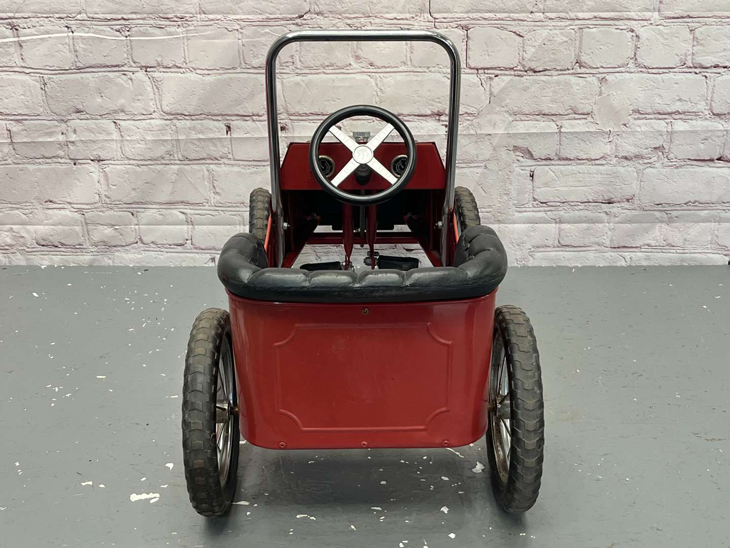 <p>Vintage Styles Tin Plate Childs Pedal Car</p>