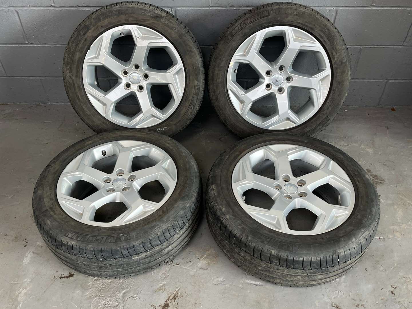 <p>Set of Four Land Rover Alloy Wheels&nbsp;</p>