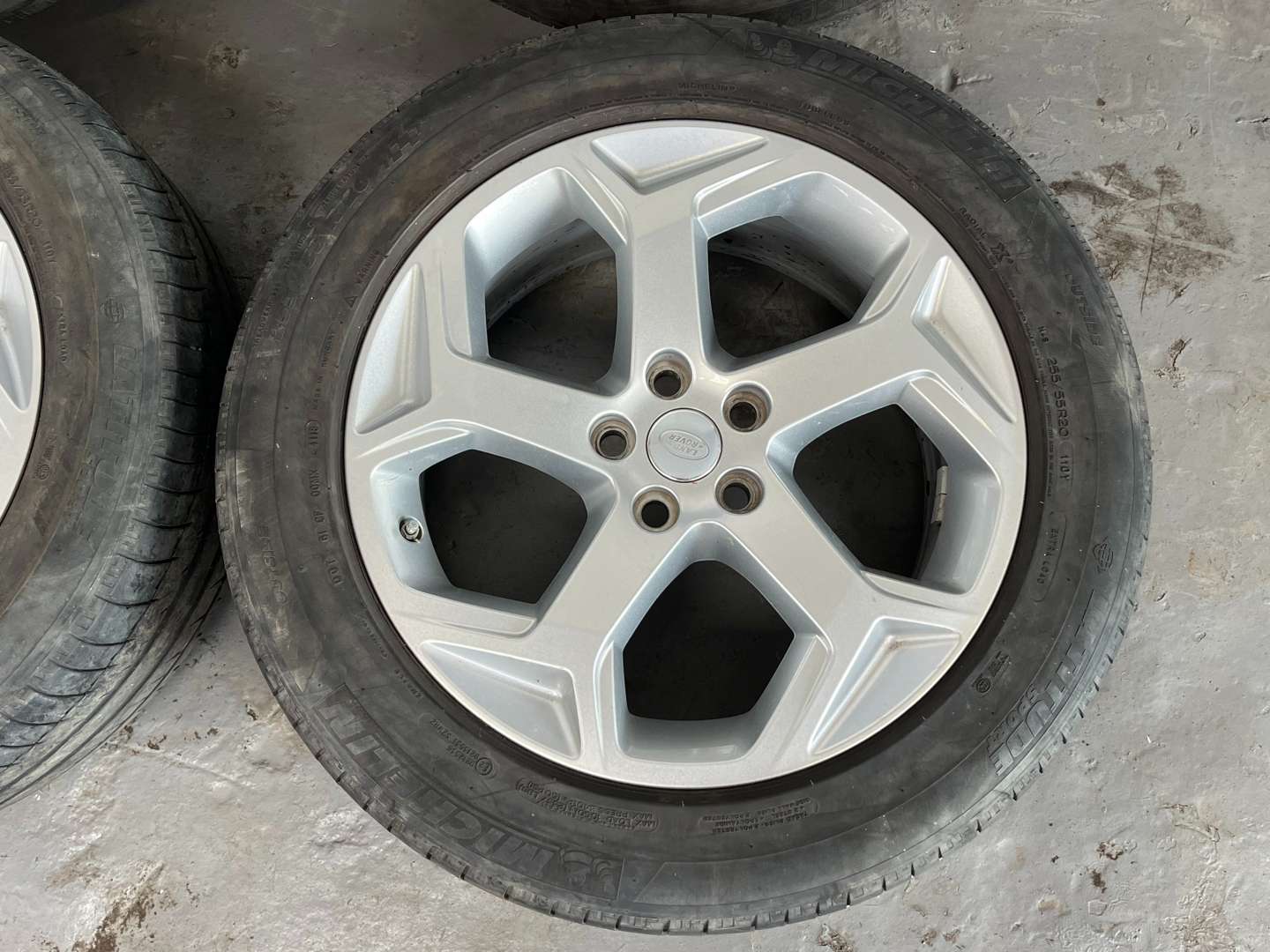 <p>Set of Four Land Rover Alloy Wheels&nbsp;</p>