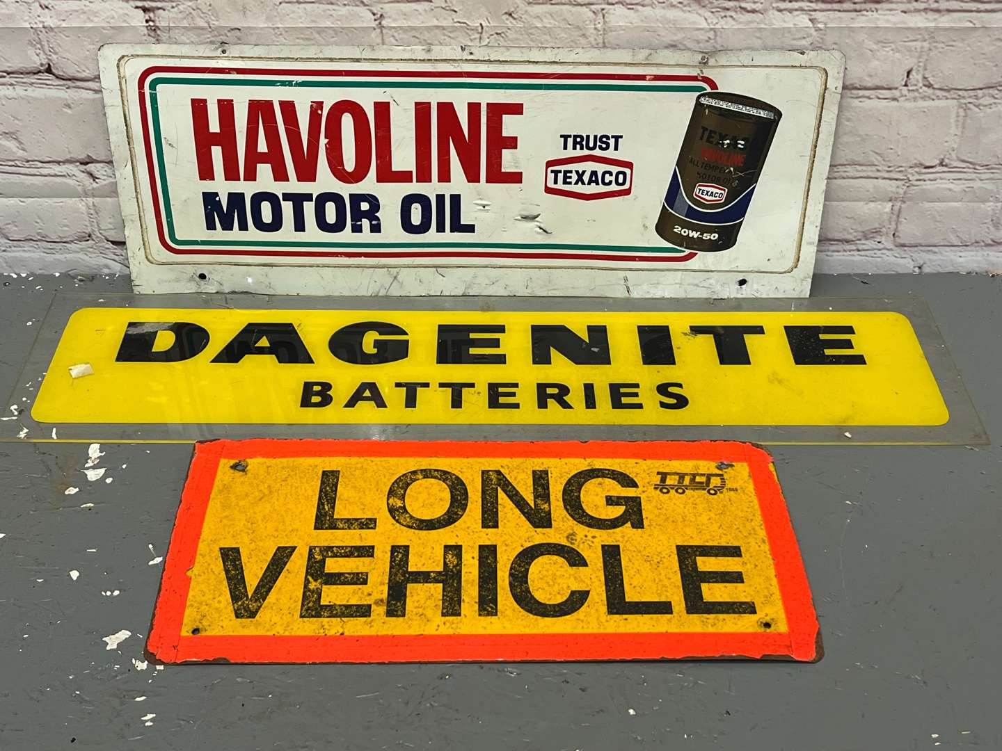 <p>Havoline Motor Oil, Dagenite Batteries & Long Vehicle Signs</p>
