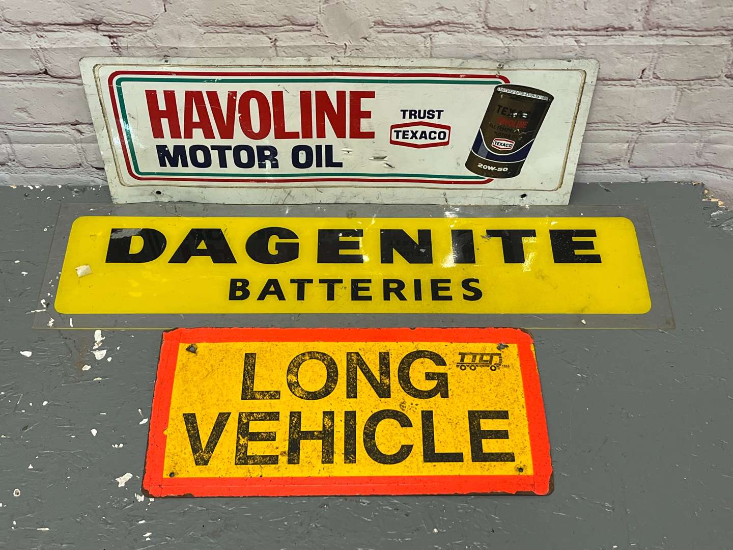 <p>Havoline Motor Oil, Dagenite Batteries & Long Vehicle Signs</p>