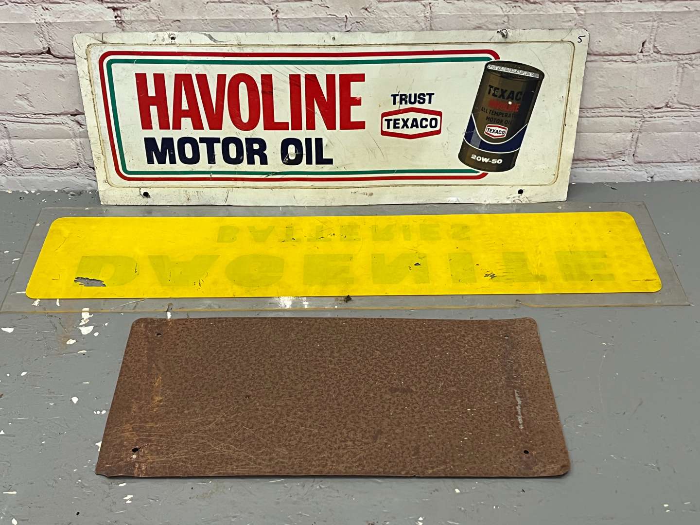 <p>Havoline Motor Oil, Dagenite Batteries & Long Vehicle Signs</p>