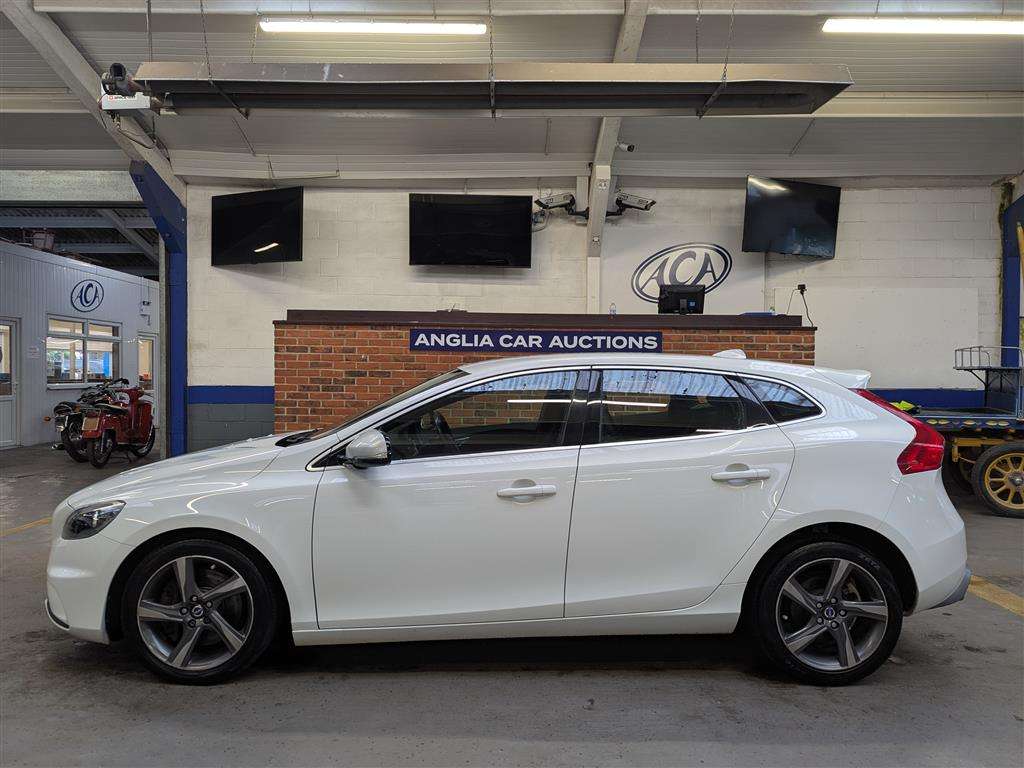 <p>2015 VOLVO V40 R-DESIGN D4</p>