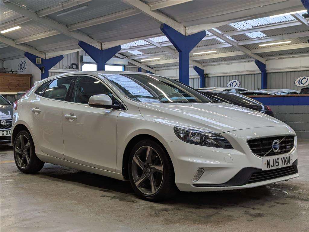 <p>2015 VOLVO V40 R-DESIGN D4</p>