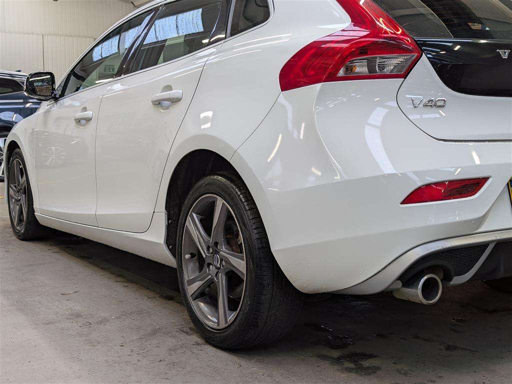 <p>2015 VOLVO V40 R-DESIGN D4</p>