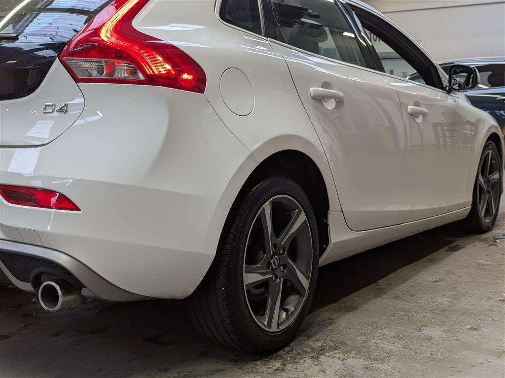 <p>2015 VOLVO V40 R-DESIGN D4</p>