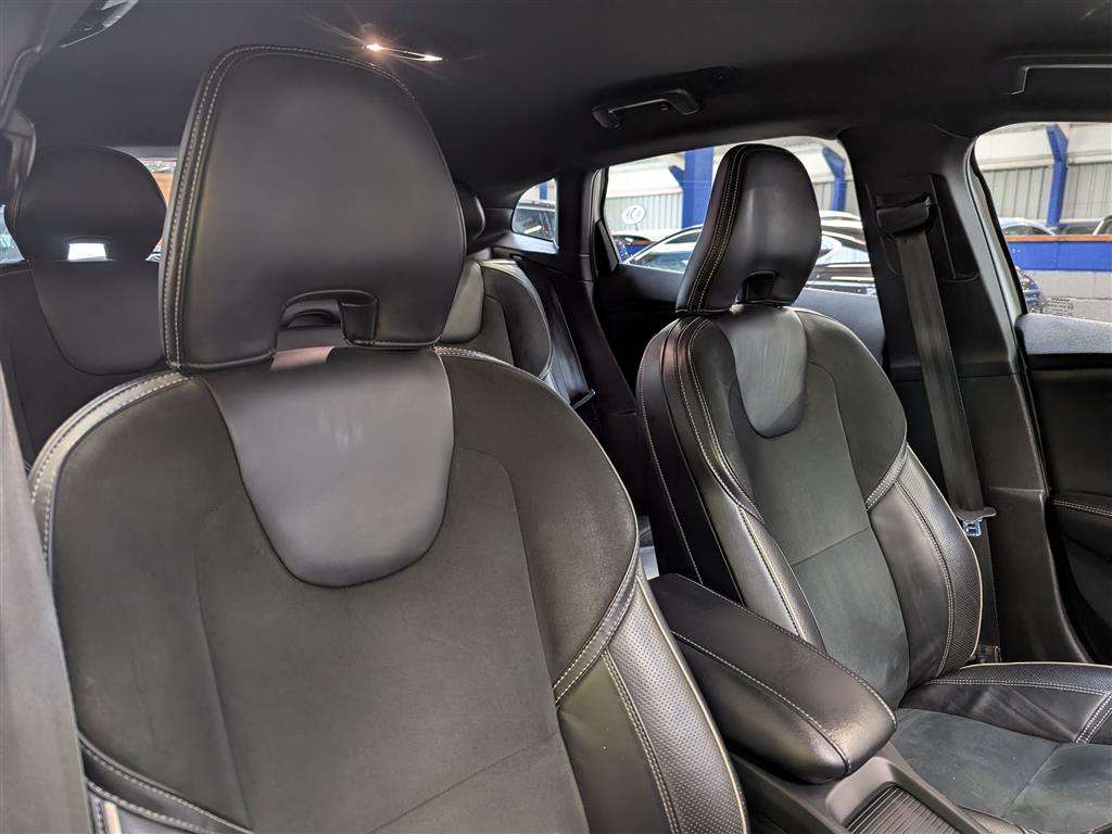<p>2015 VOLVO V40 R-DESIGN D4</p>
