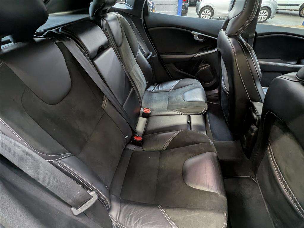 <p>2015 VOLVO V40 R-DESIGN D4</p>