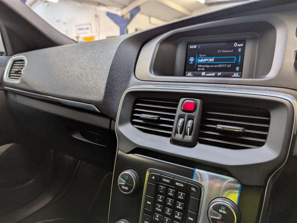 <p>2015 VOLVO V40 R-DESIGN D4</p>