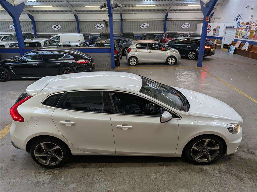 <p>2015 VOLVO V40 R-DESIGN D4</p>