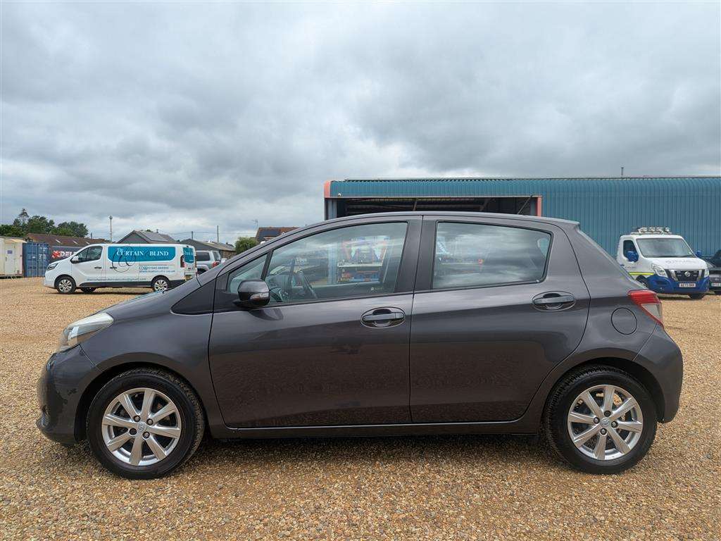 <p>2012 TOYOTA YARIS TR VVT-I CVT</p>