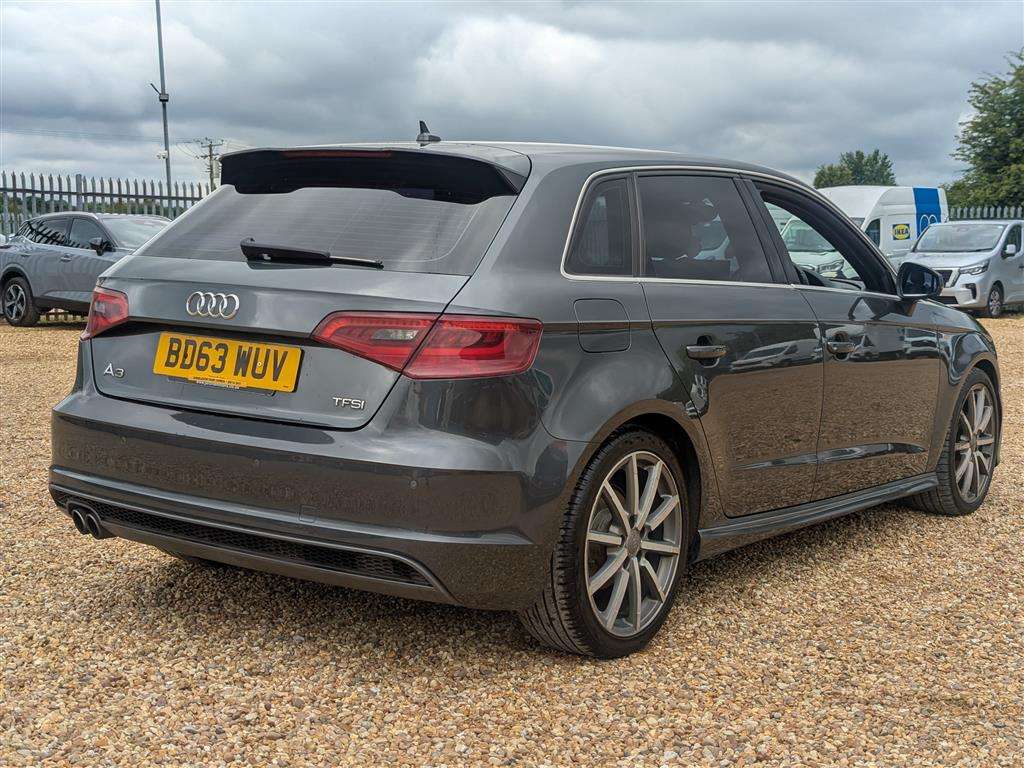 <p>2013 AUDI A3 S LINE TFSI S-A</p>