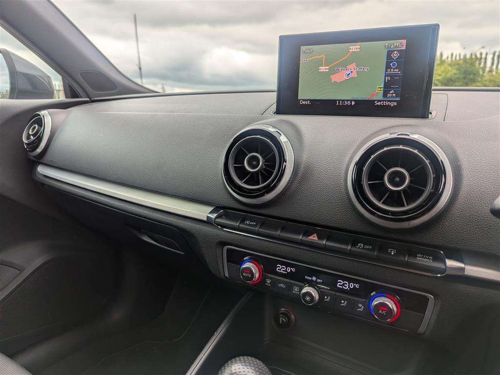 <p>2013 AUDI A3 S LINE TFSI S-A</p>