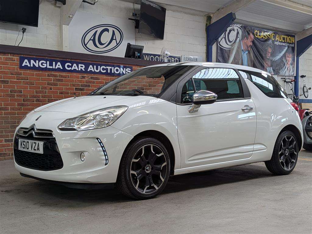 <p>2010 CITROEN DS3 BLACK & WHITE</p>
