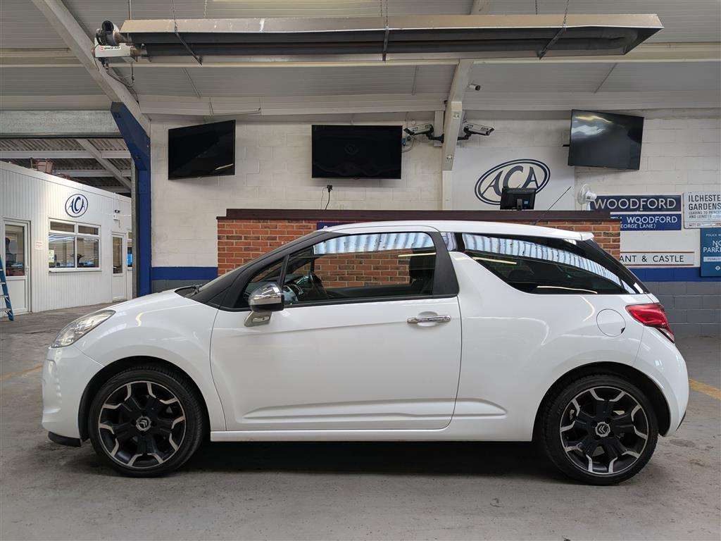 <p>2010 CITROEN DS3 BLACK & WHITE</p>