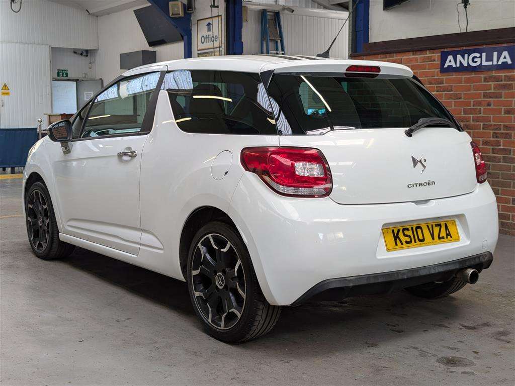 <p>2010 CITROEN DS3 BLACK & WHITE</p>