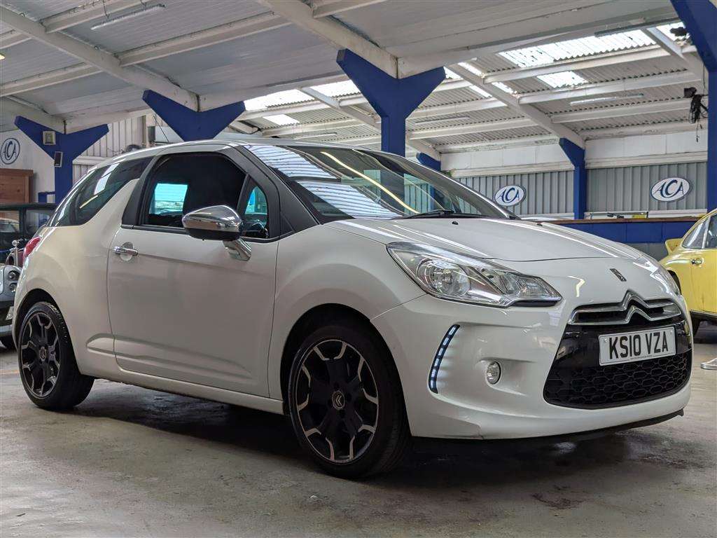 <p>2010 CITROEN DS3 BLACK & WHITE</p>