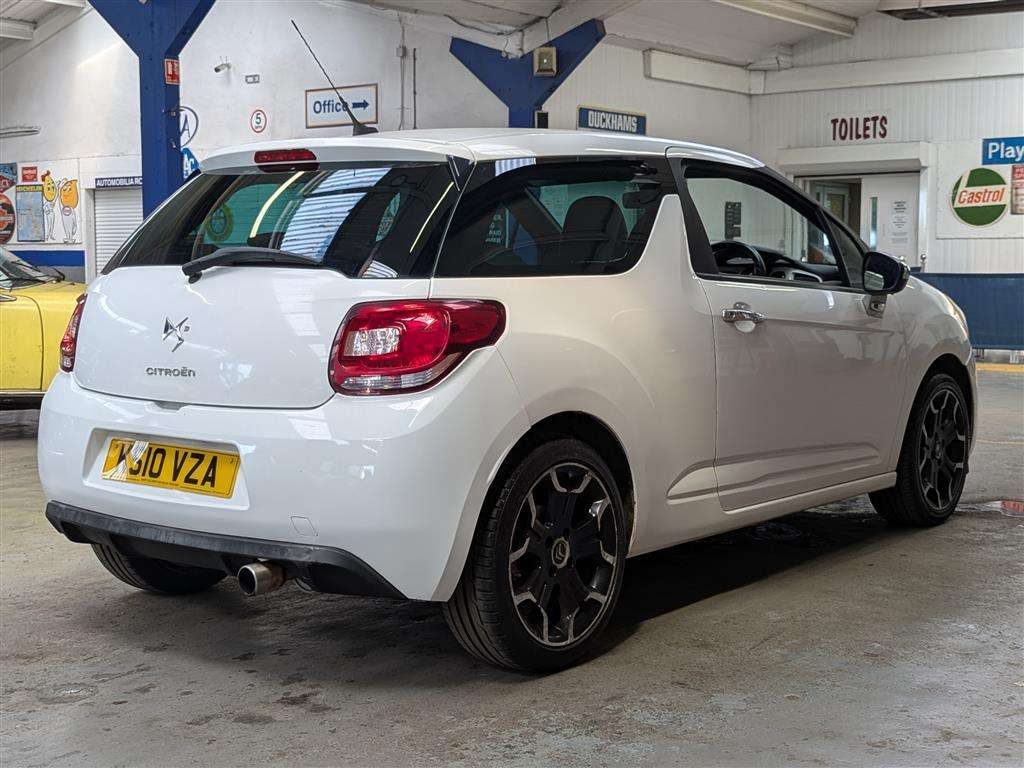 <p>2010 CITROEN DS3 BLACK & WHITE</p>