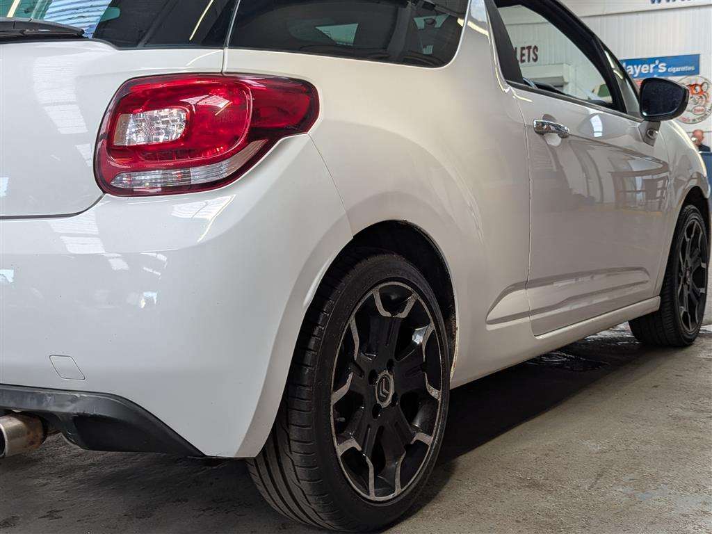 <p>2010 CITROEN DS3 BLACK & WHITE</p>