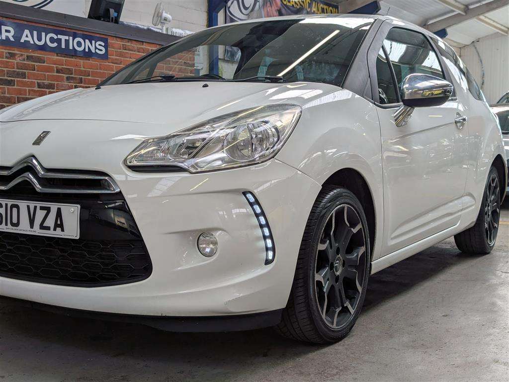 <p>2010 CITROEN DS3 BLACK & WHITE</p>