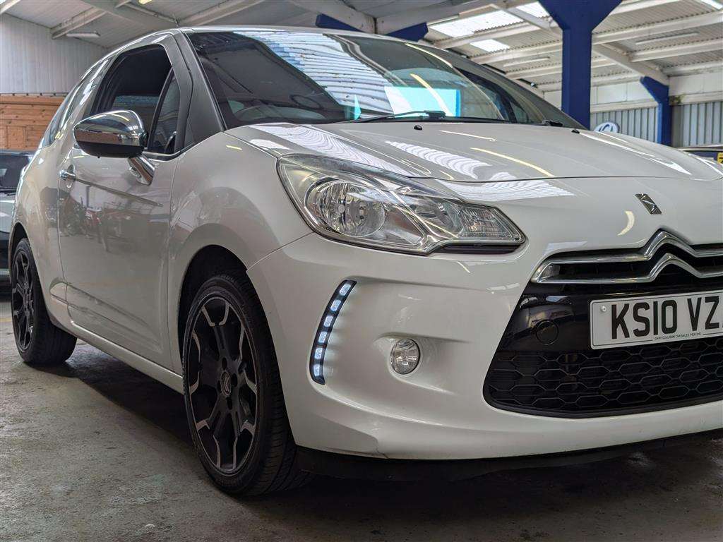 <p>2010 CITROEN DS3 BLACK & WHITE</p>