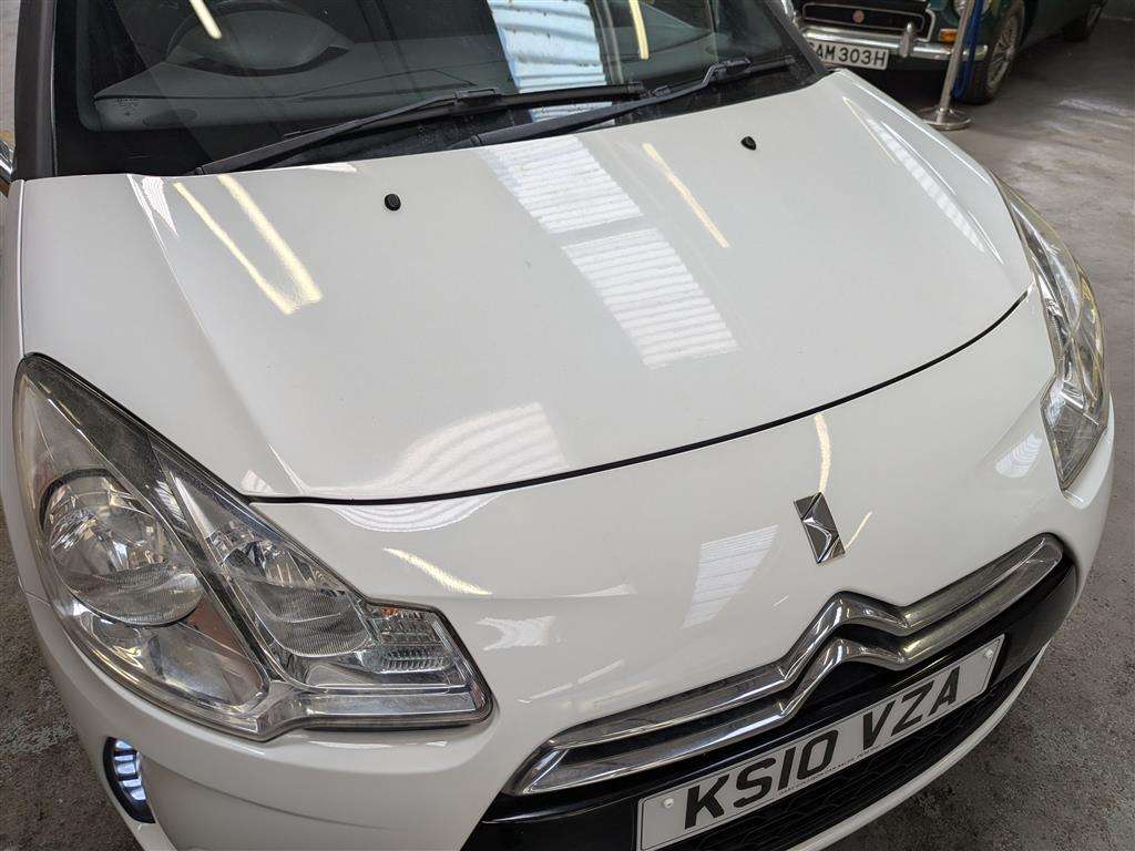 <p>2010 CITROEN DS3 BLACK & WHITE</p>