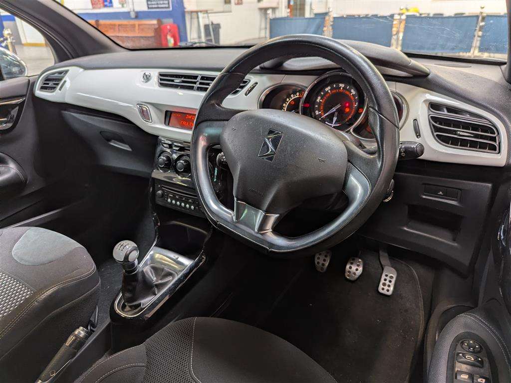 <p>2010 CITROEN DS3 BLACK & WHITE</p>