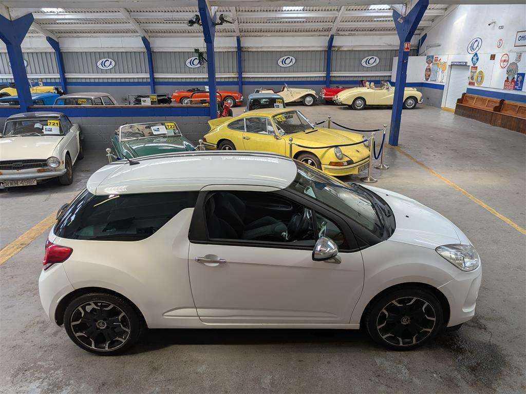 <p>2010 CITROEN DS3 BLACK & WHITE</p>