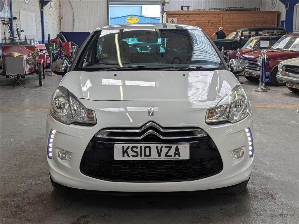 <p>2010 CITROEN DS3 BLACK & WHITE</p>