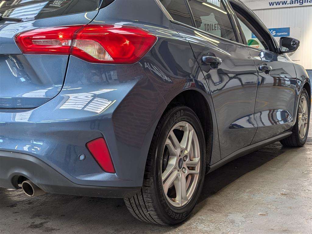 <p>2019 FORD FOCUS ZETEC</p>