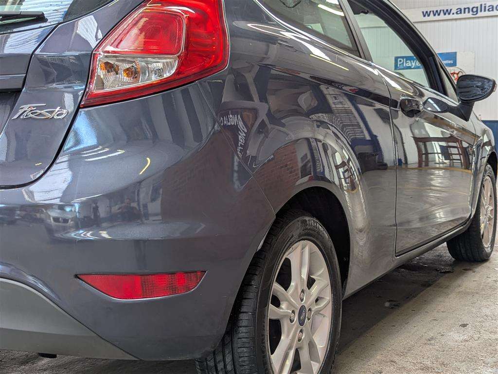 <p>2015 FORD FIESTA ZETEC</p>