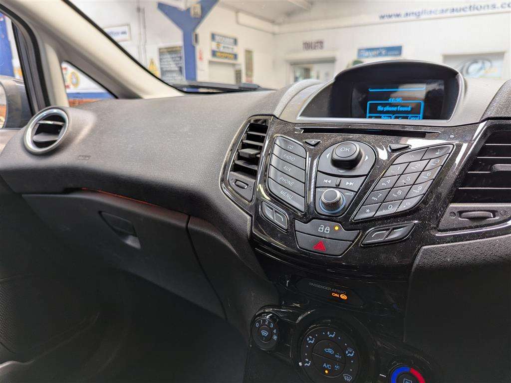 <p>2015 FORD FIESTA ZETEC</p>