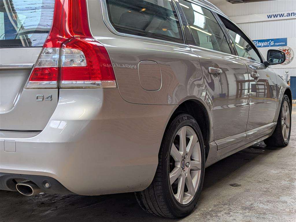<p>2015 VOLVO V70 SE LUX D4 AUTO</p>