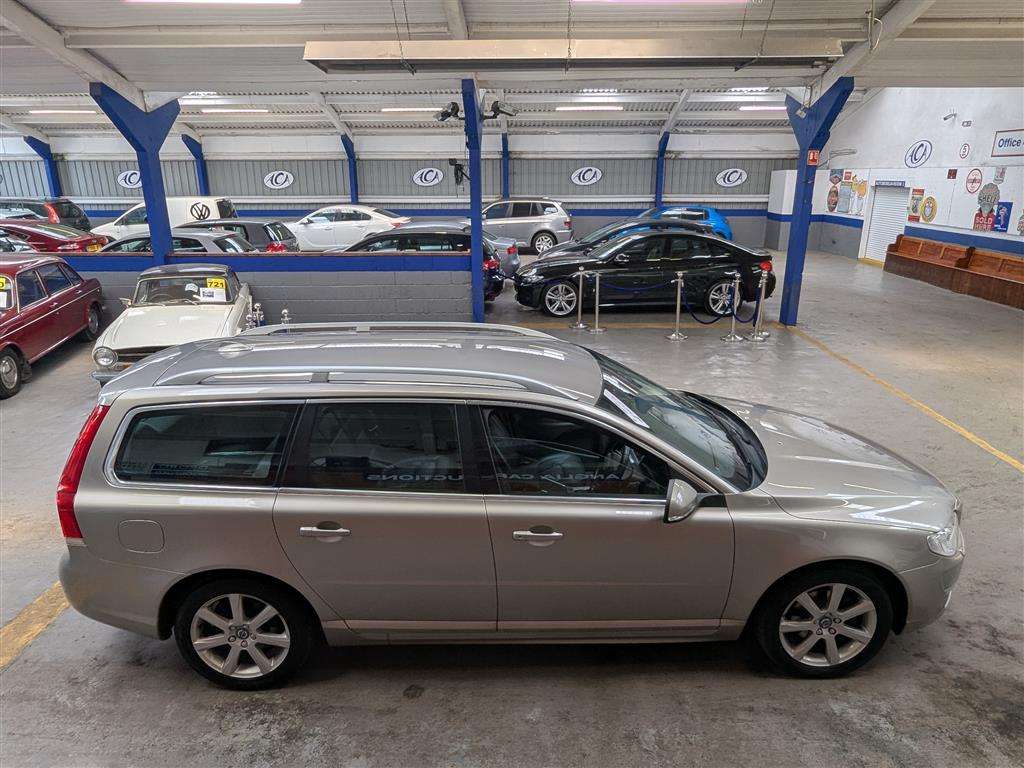 <p>2015 VOLVO V70 SE LUX D4 AUTO</p>